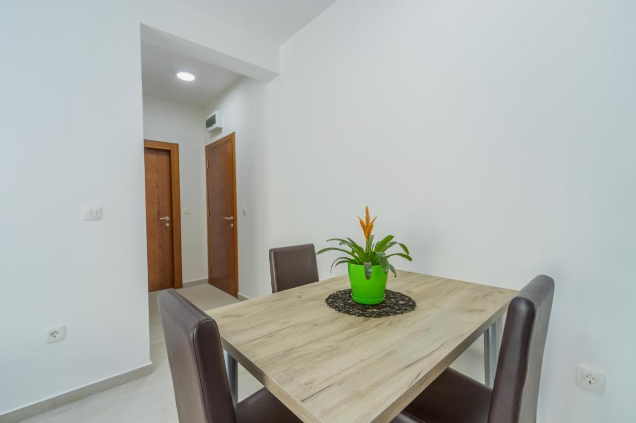Petrovac Grejm Lux Family Apartments מראה חיצוני תמונה